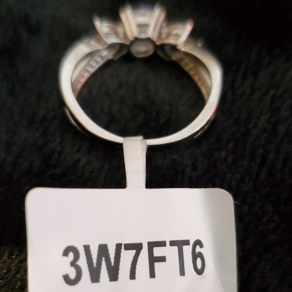9  $30 💍🤍  NWT round center faux diamond stone with marquee flanks - Picture 6 of 13